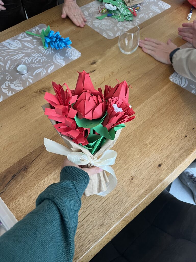 Bouquet de fleurs en papier rouge