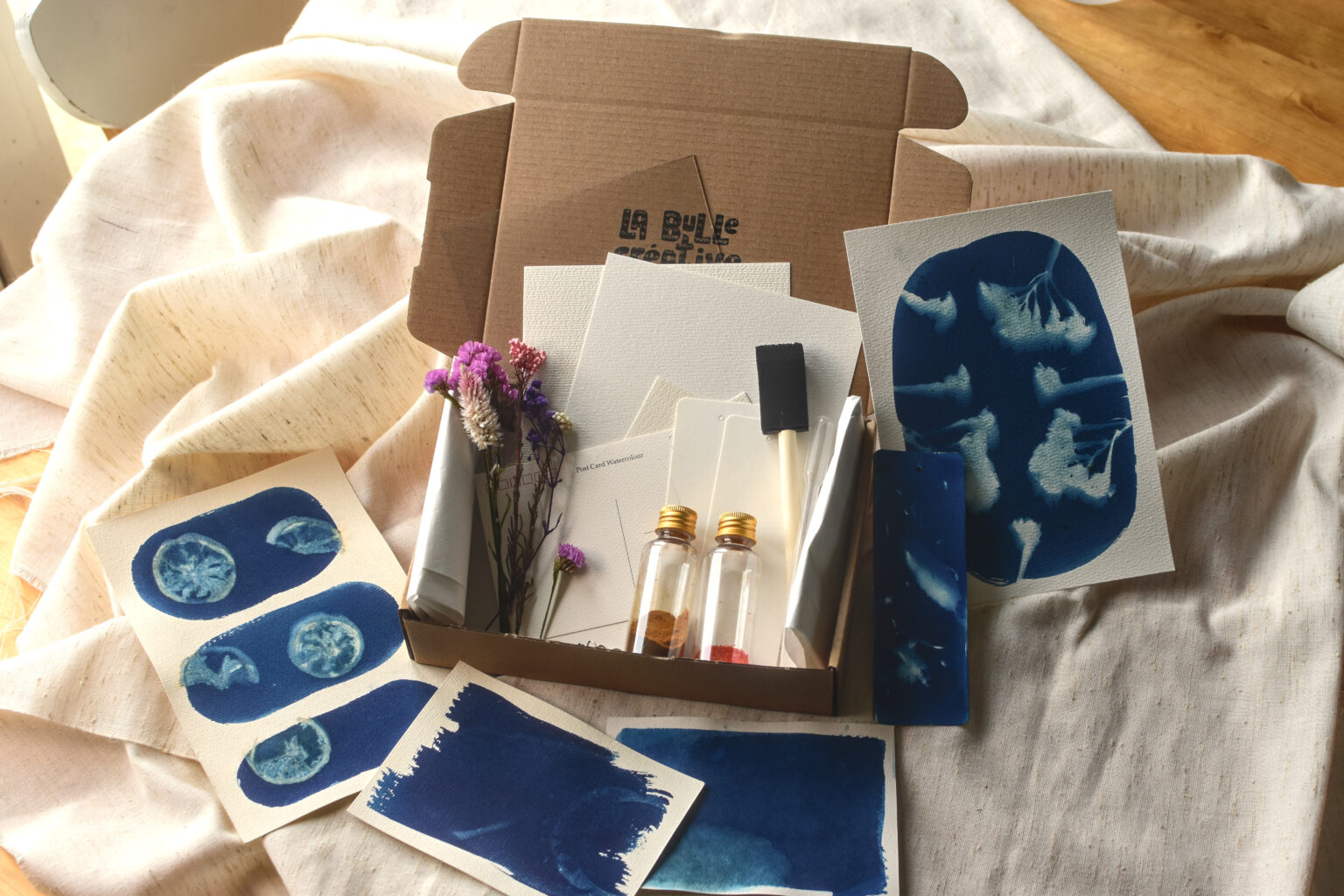 Box créative cyanotype La Bulle Créative avec matériel et créations terminées