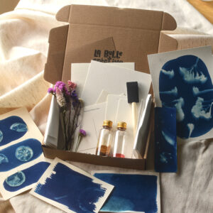 Box créative cyanotype La Bulle Créative avec matériel et créations terminées